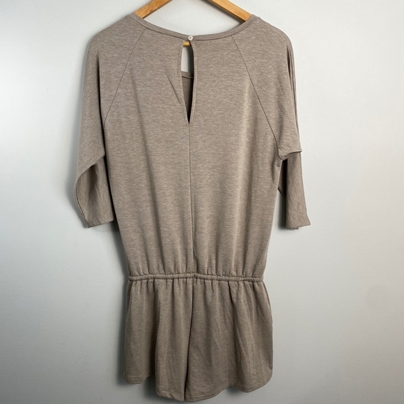 Old Navy Women's Beige 3/4 Dolman Sleeve Lightweight Romper Stretchy‎ Size Small - Picture 4 of 14